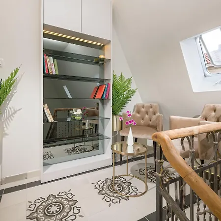 Flos Luxury Pensión