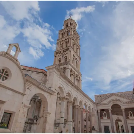 Flos Luxury Pensión