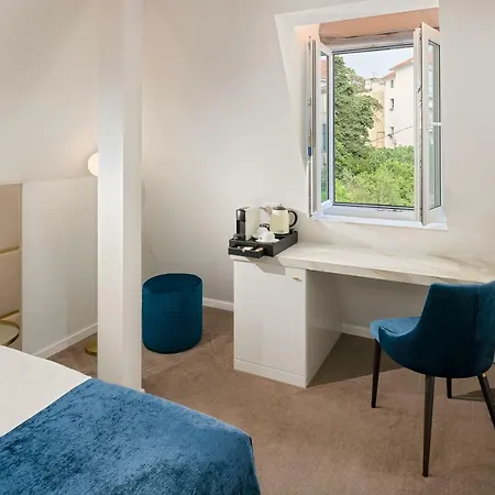 Flos Luxury 4*