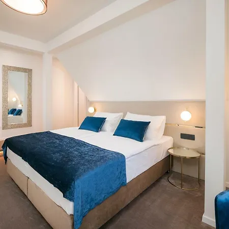 Flos Luxury Casa de hóspedes 4*