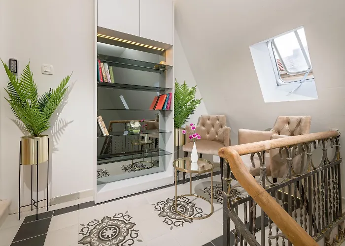 Flos Luxury Guest house