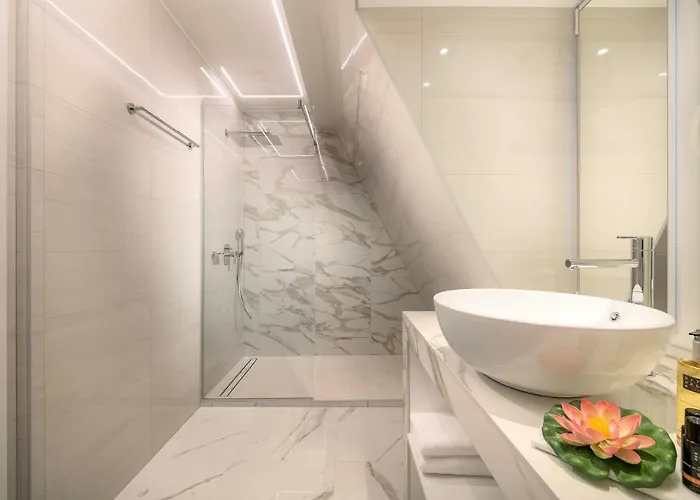 Flos Luxury בית הארחה 4*